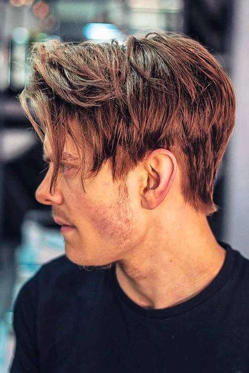 Многослойная мужская прическа со средним боковым зачесом