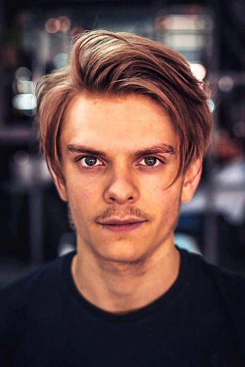 Многослойная мужская прическа со средним боковым зачесом