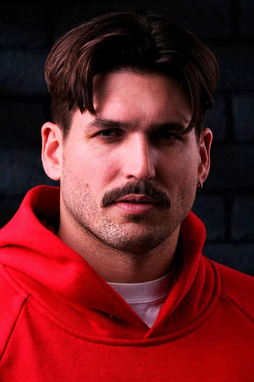 Стрижка с коротким фейдом в средней части