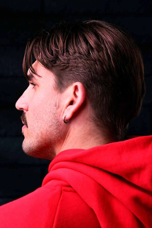 Стрижка с коротким фейдом в средней части