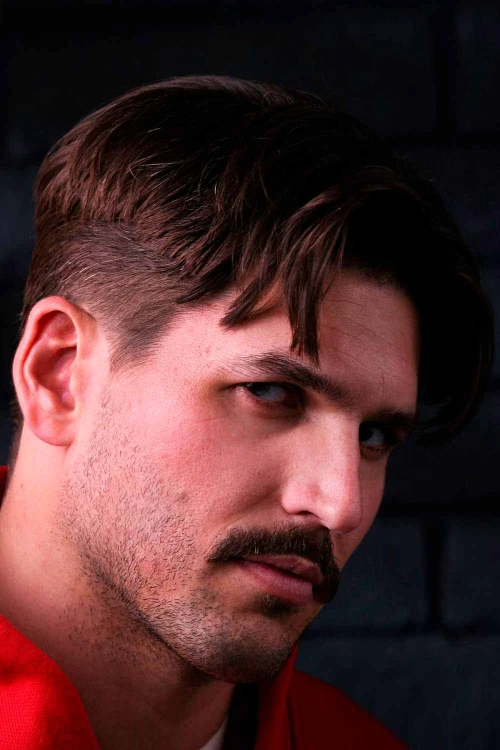 Стрижка с коротким фейдом в средней части