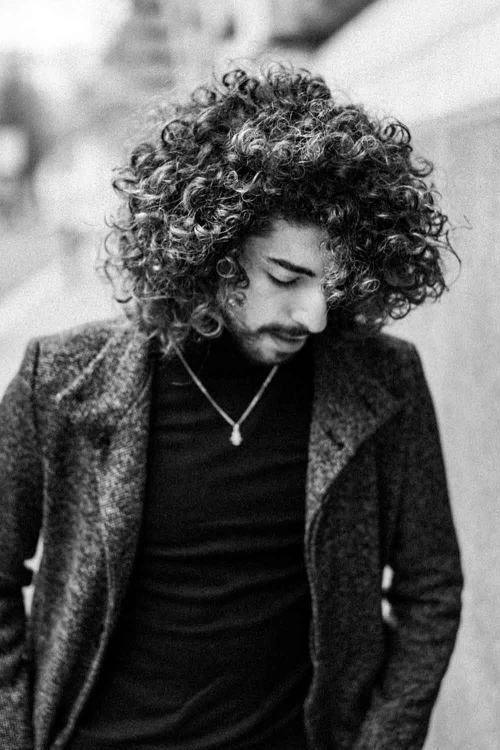 Волосы до плеч с химической завивкой