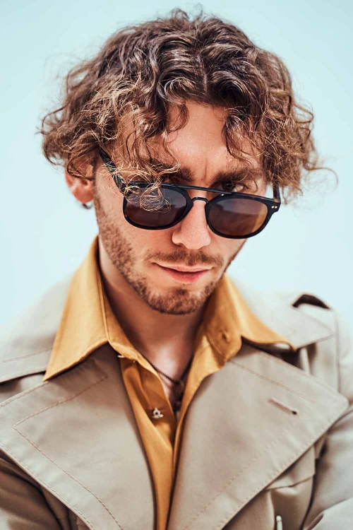 Перманентная стрижка с центральным пробором для мужчин