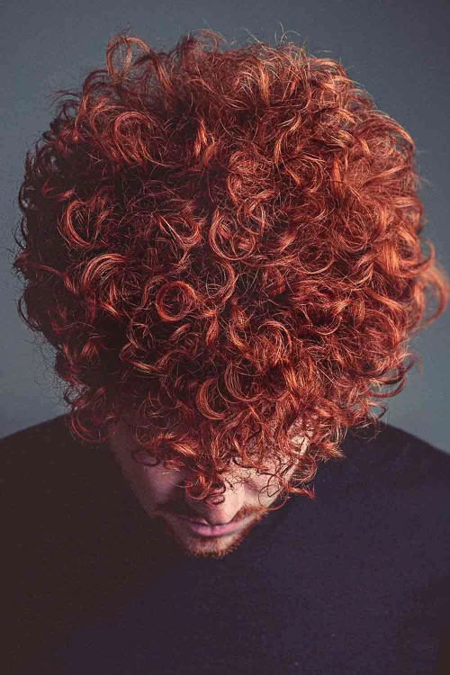 Волосы средней длины с перманентом для мужчин