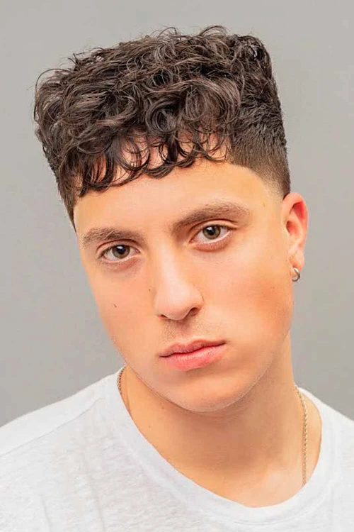 Укороченный кудрявый верх с перманентом и фейдом