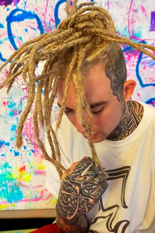 Белый парень с дредами