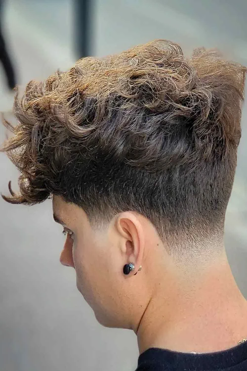 Вьющиеся волосы с коническим фейдом