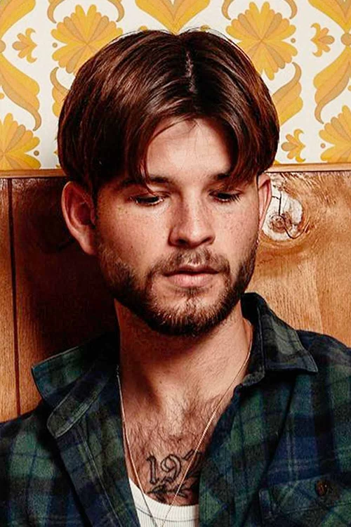 Средний пробор с конусным фейдом