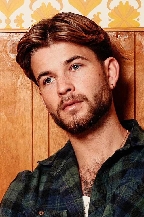 Средний пробор с конусным фейдом