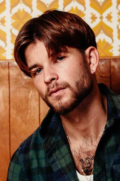 Средний пробор с конусным фейдом