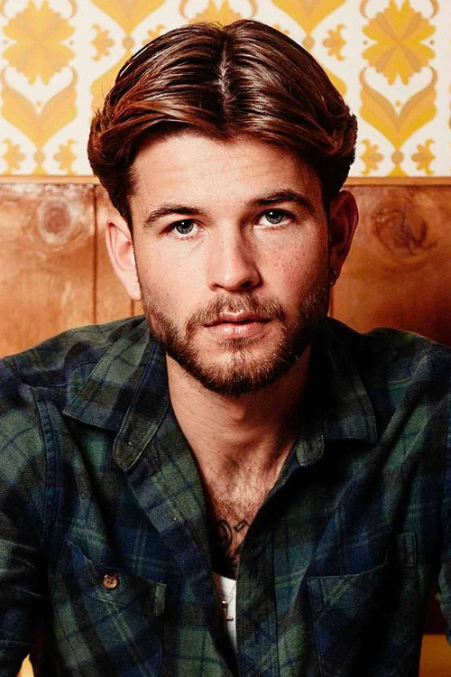 Средний пробор с конусным фейдом