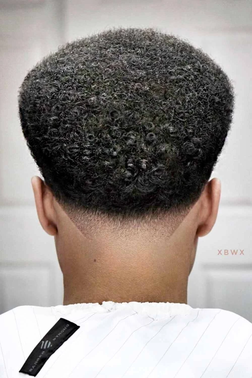 Черные вьющиеся волосы с конусным фейдом