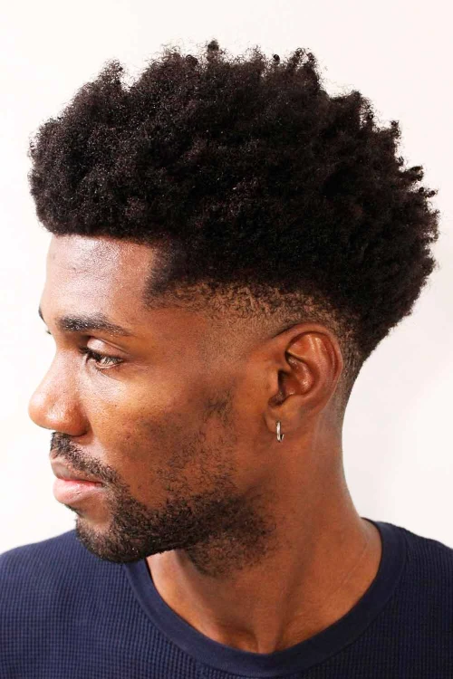 Черные вьющиеся волосы с конусным фейдом