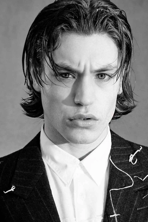 Многослойная стрижка для средних волос