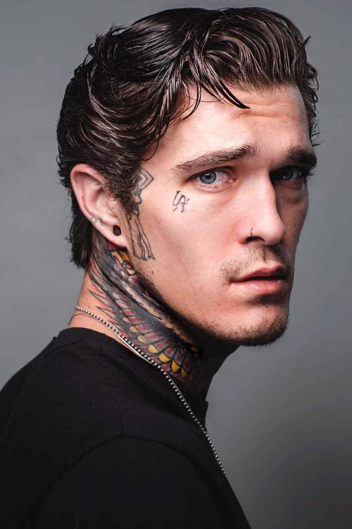 Мужские стрижки средней длины с зачесом назад