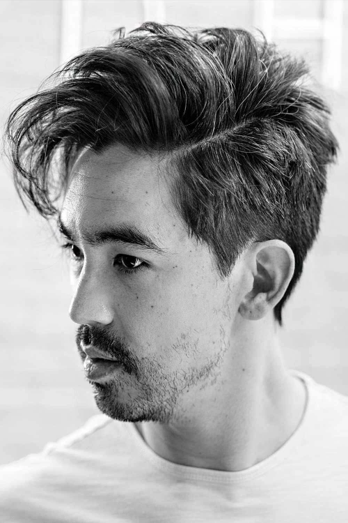 Мужские волосы средней длины с челкой и подрезом