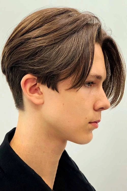 Мужская стрижка со средним пробором