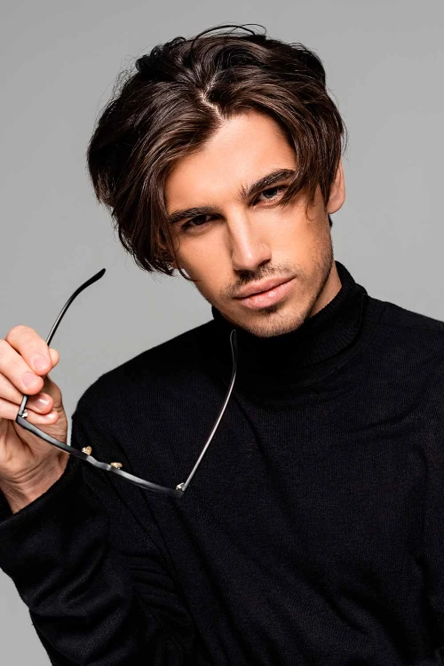 Мужская стрижка со средним пробором