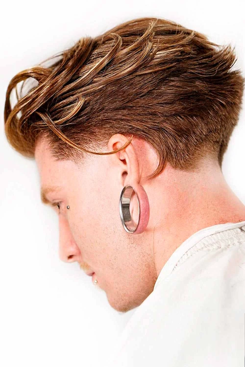 Прямые волосы средней длины с коническим фейдом