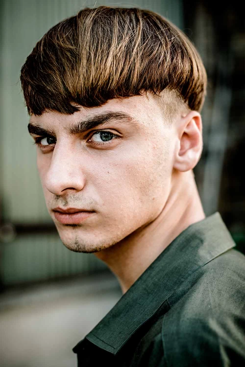 Аккуратная стрижка чаша с подрезом