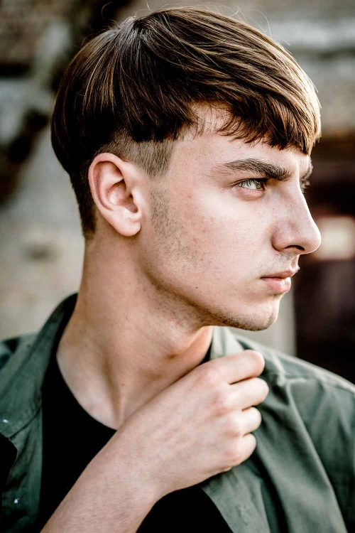 Аккуратная стрижка чаша с подрезом