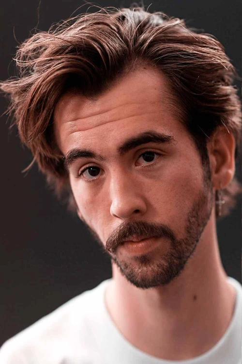 Мужские стрижки для вьющихся волос средней длины с боковым пробором