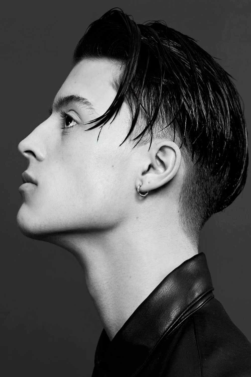 Средние волосы зачесанные назад с андеркатом