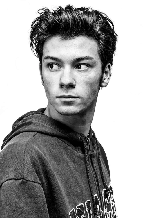 Текстурированные мужские прически Помпадур средней длины