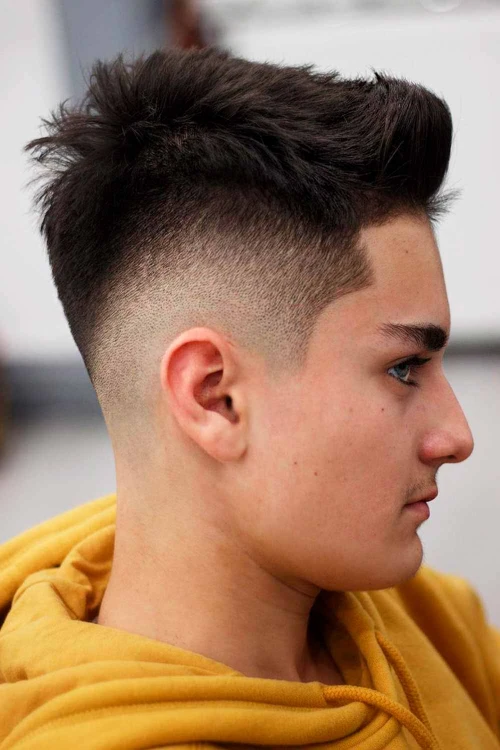 Короткая челка и средний взрывной фейд