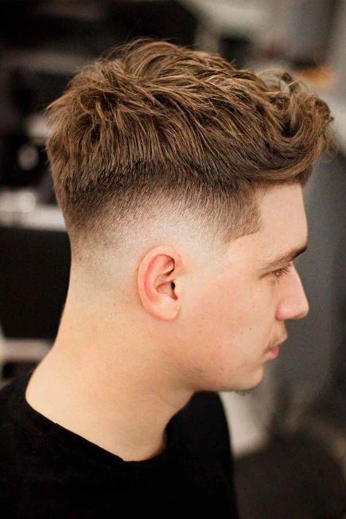 Короткая челка и средний взрывной фейд