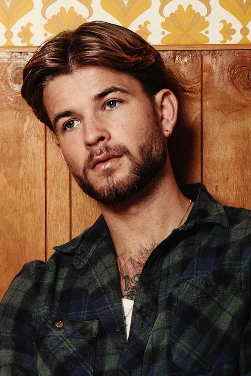 Короткая стрижка со средним пробором