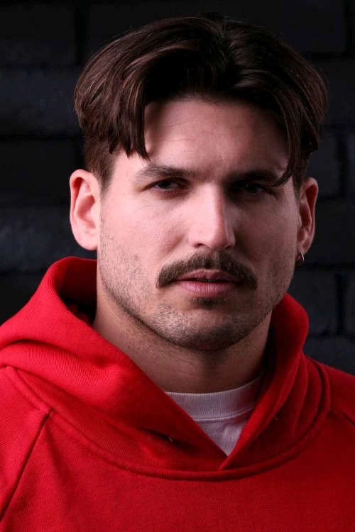 Короткая стрижка со средним пробором