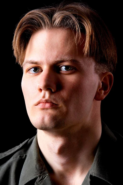 Короткая стрижка со средним пробором