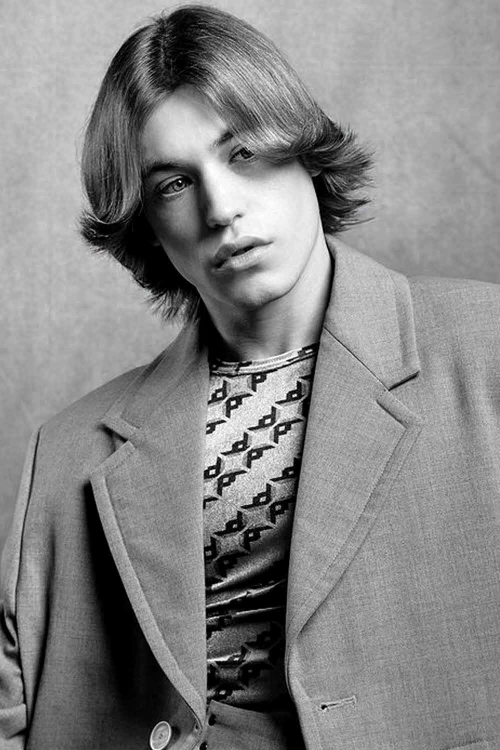 Челка шторка с боковым пробором