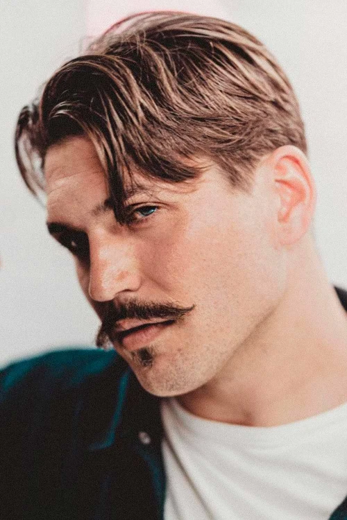 Средний пробор с низким конусом