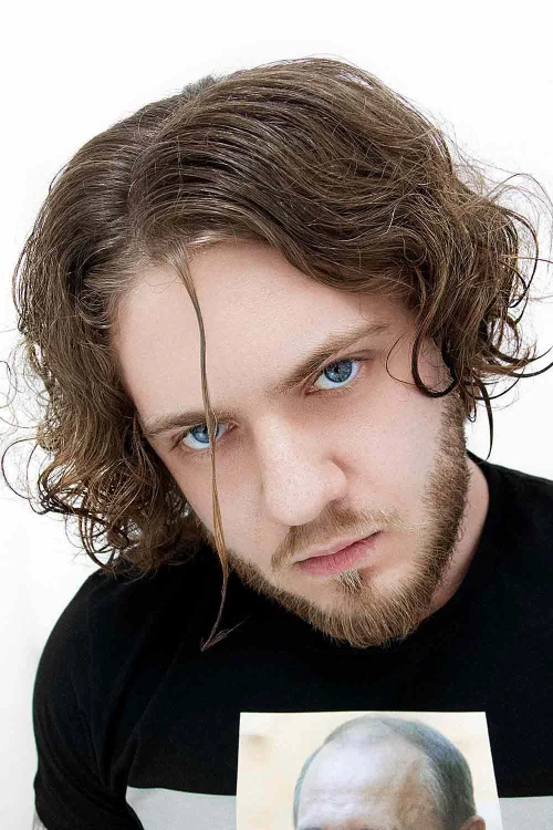 Небрежный средний пробор