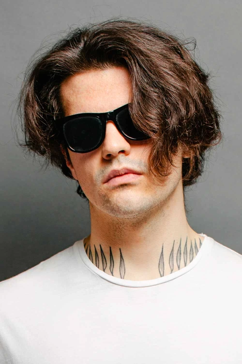 Мужские стрижки Поток со средним пробором