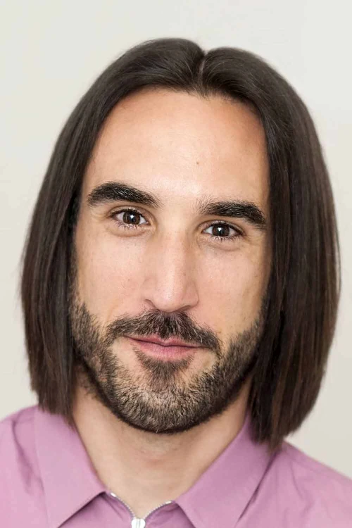 Мужские длинные прямые волосы со средним пробором