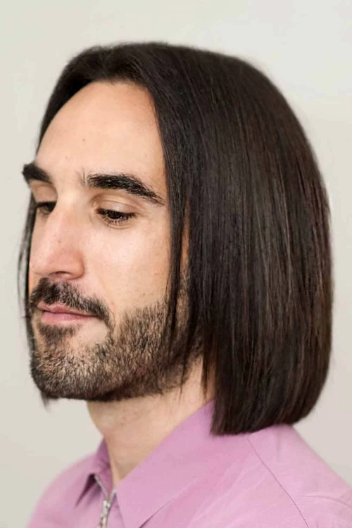 Мужские длинные прямые волосы со средним пробором