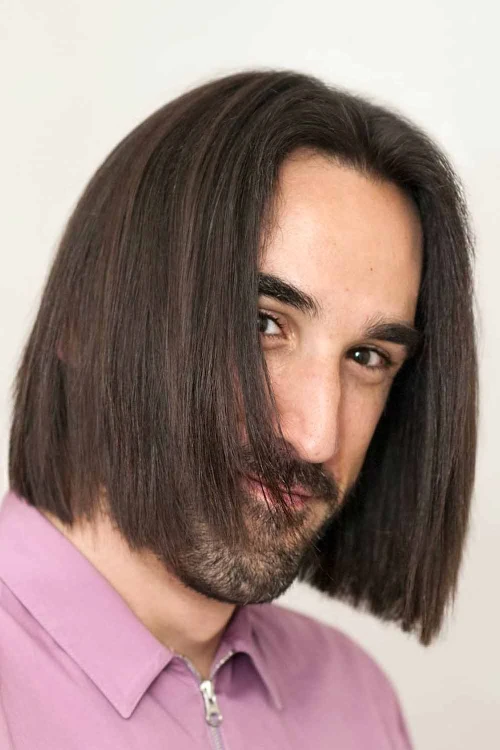 Мужские длинные прямые волосы со средним пробором