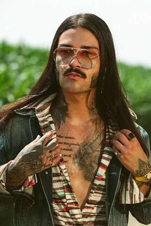 Мужские длинные прямые волосы со средним пробором