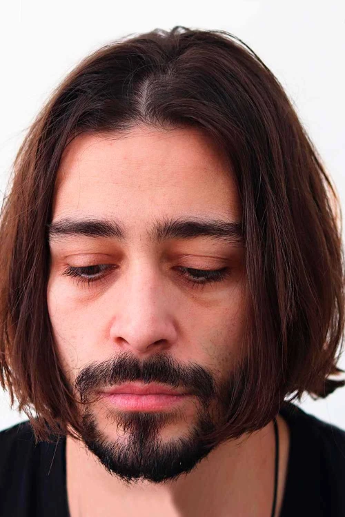 Мужские длинные прямые волосы со средним пробором