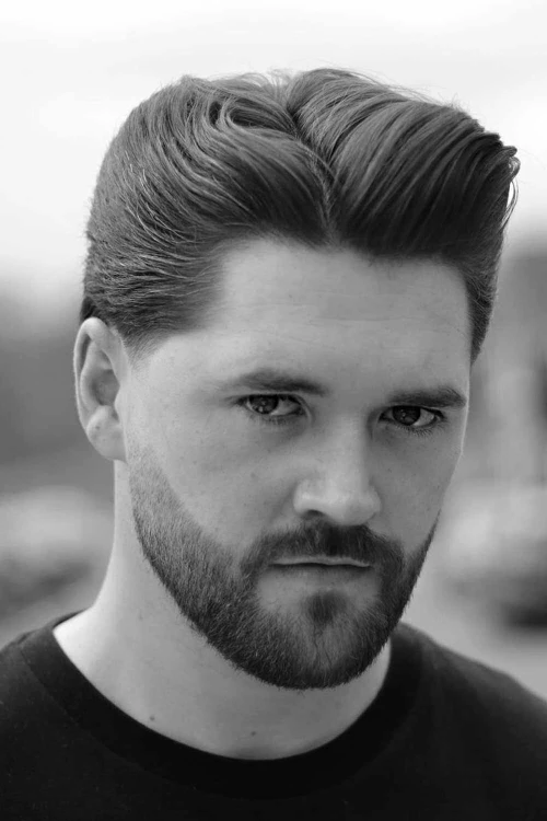 Зачесанные назад волосы со средним пробором