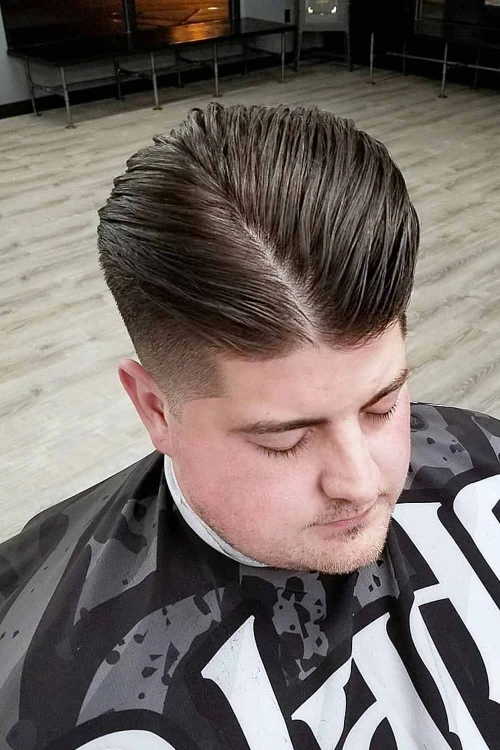 Зачесанные назад волосы со средним пробором