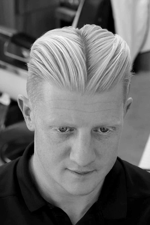 Зачесанные назад волосы со средним пробором