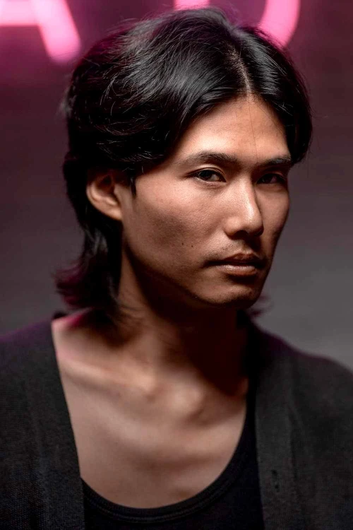 Мужская стрижка бахрома со средним пробором