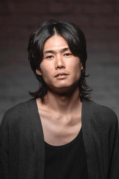 Мужская стрижка бахрома со средним пробором