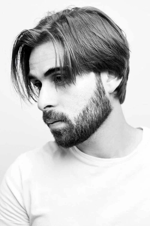 Прямая стрижка со средним пробором