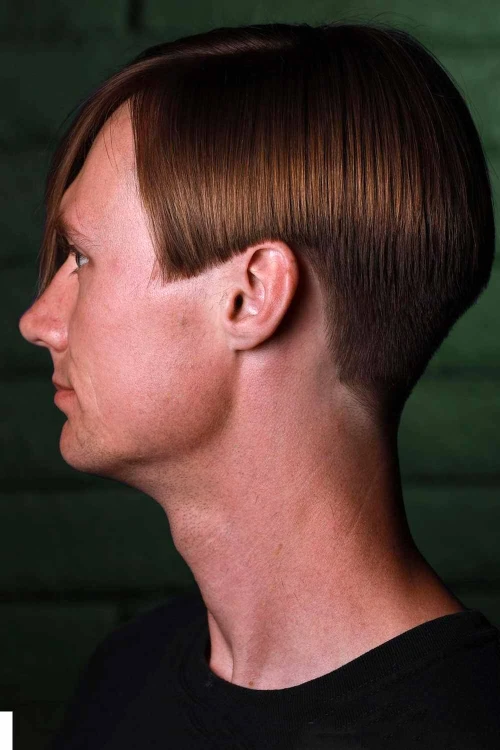 Прямая стрижка со средним пробором