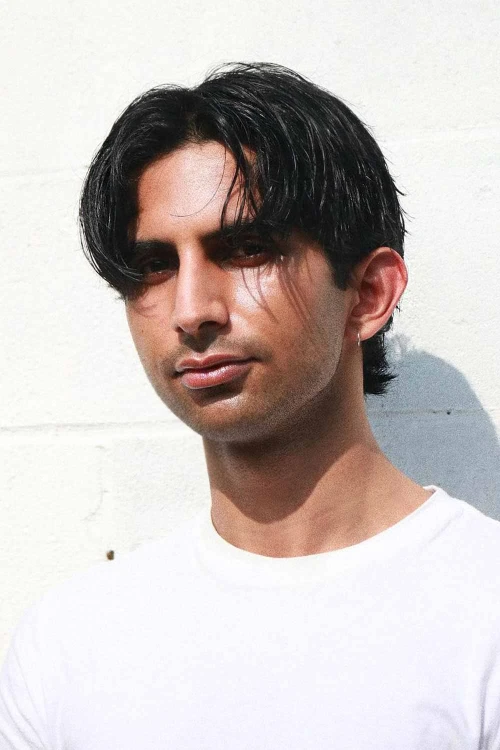 Прически серферов со средним пробором